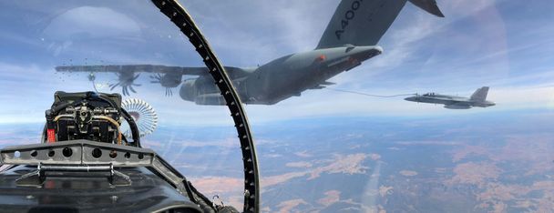 A400M refuelling F-18