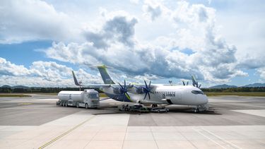 ZEROe_fully_electric_hydrogen-powered_four_pod_aircraft_at_airport ZEROe_fully_electric_hydrogen-powered_four_pod_aircraft_at_airport