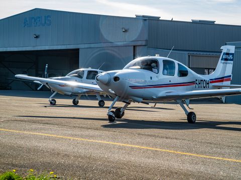 AFA - Cirrus SR20 starting A Cirrus SR20 Airbus Flight Academy aircraft with the engine started on Angoulême's airport tarmac