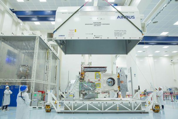 EarthCARE Packing into container cleanroom Friedrichshafen EarthCARE Packing into container cleanroom Friedrichshafen