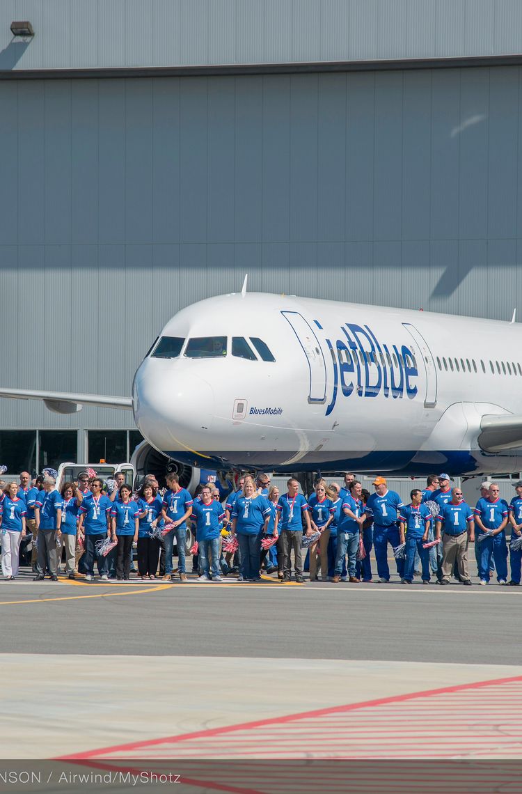 Team in front of the first A321 delivery from Mobile to Jetblue Team in front of the first A321 delivery from Mobile to Jetblue