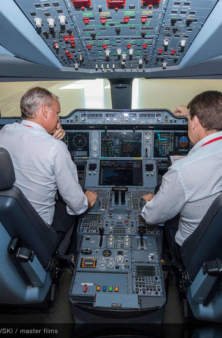 Airbus A350-1000 flight simulator campaign with Cathay Pacific participation Airbus A350-1000 flight simulator campaign with Cathay Pacific participation