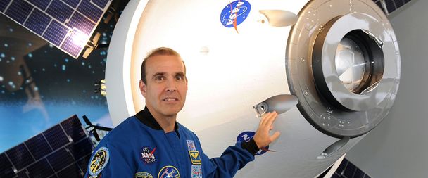 Astranaut Rick Mastracchio and Orion ESM team