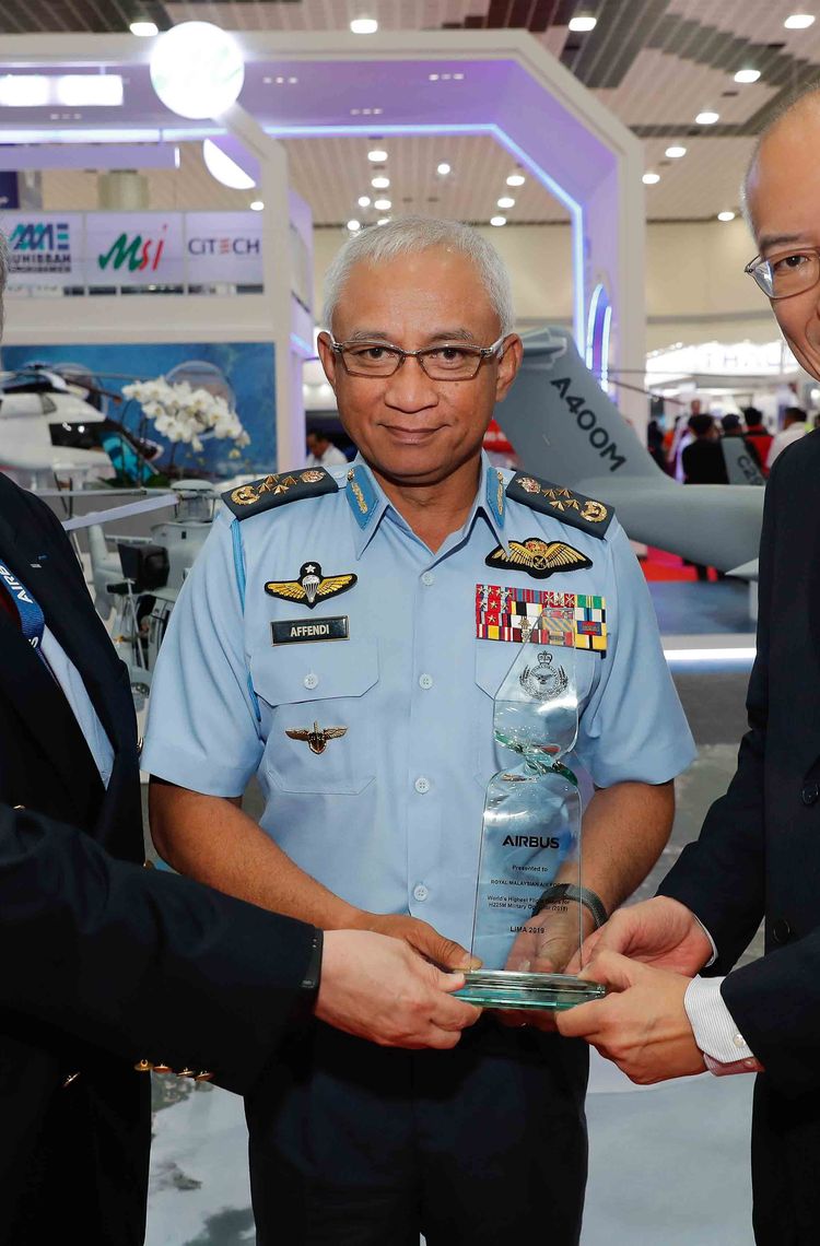 Chief Of Air Force Receiving Award From Airbus Chief Of Air Force Receiving Award From Airbus