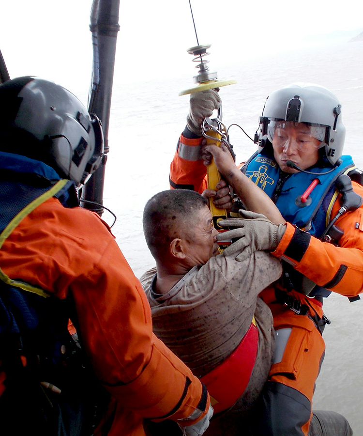 Hong Kong Government Flying Service performs rescue mission during Typhoon Hato Hong Kong Government Flying Service performs rescue mission during Typhoon Hato