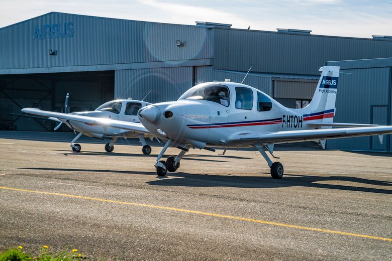 AFA - Cirrus SR20 starting A Cirrus SR20 Airbus Flight Academy aircraft with the engine started on Angoulême's airport tarmac