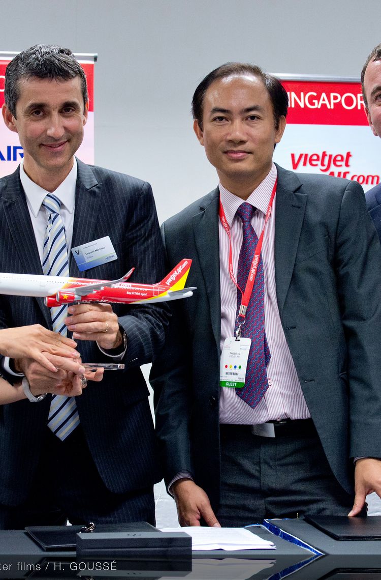 SINGAPORE AIRSHOW - VIETJET AIR.COM SIGNATURE SINGAPORE AIRSHOW - VIETJET AIR.COM SIGNATURE