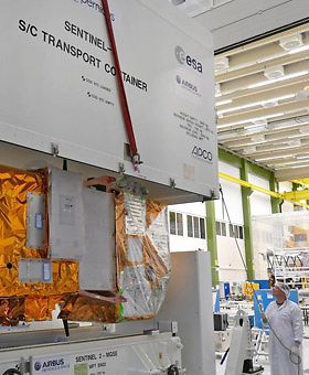 Sentinel-2B- Closing of Container Sentinel-2B- Closing of Container
