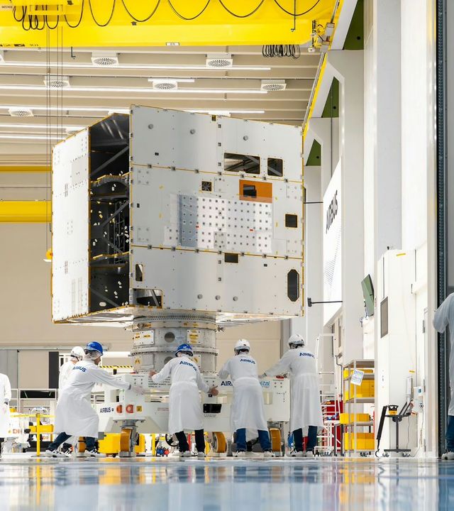 Arrival of Galileo to the Friedrichshafen cleanroom Arrival of Galileo to the Friedrichshafen cleanroom