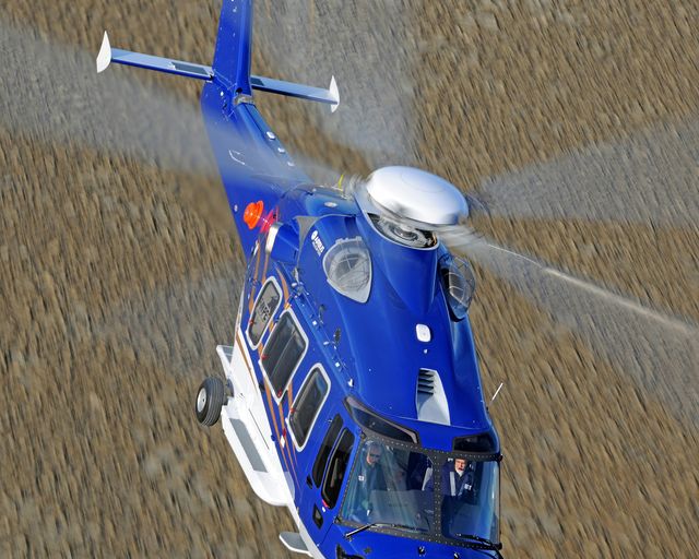 H175 azul sobrevoando o mar H175 azul sobrevoando o mar