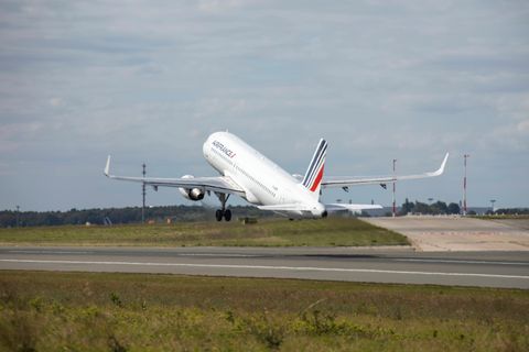 A320 Air France taking off