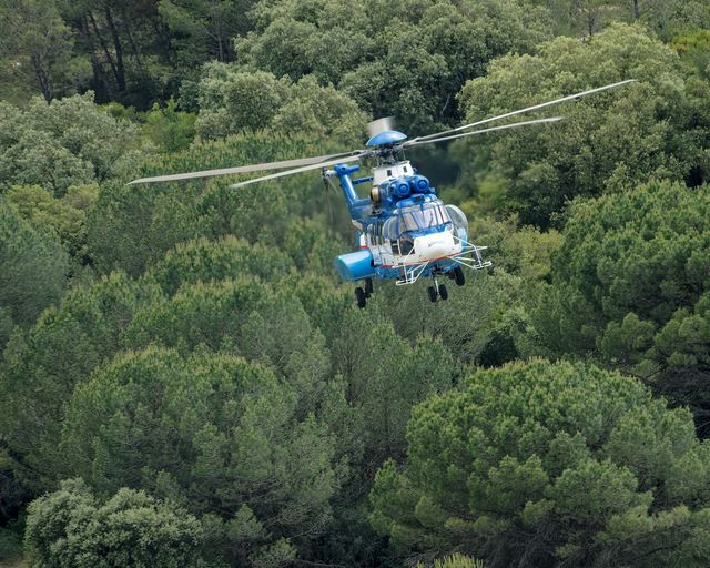 H225 em treinamento de combate a incêndio H225 em treinamento de combate a incêndio