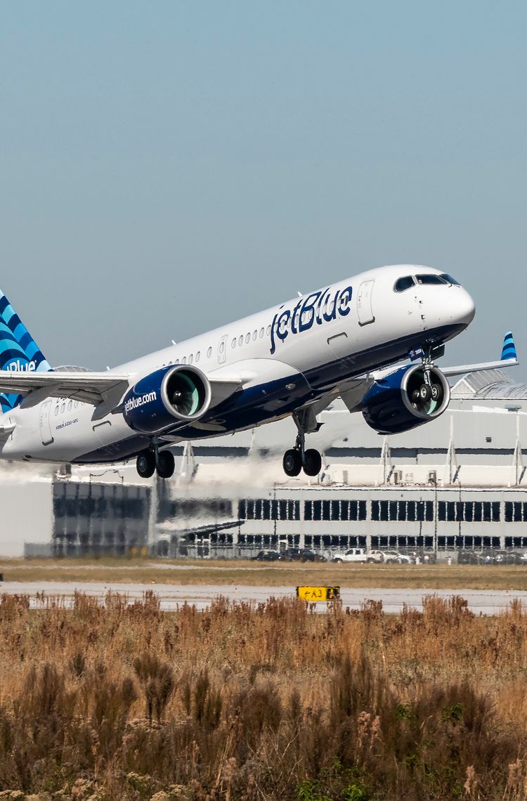 A220-300 JetBlue taking off A220-300 JetBlue taking off
