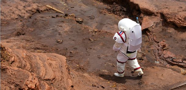 ed51f304b1d25b3b54ee7e1cb9fa5e72_moonwalk-french-astronaut-large