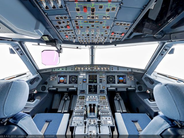 A320 COCKPIT CLOSE UP A320 COCKPIT CLOSE UP