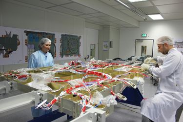 Parts of the Bartolomeo platform in the clean room at Airbus in Bremen, here the integration of harness. Parts of the Bartolomeo platform in the clean room at Airbus in Bremen, here the integration of harness.