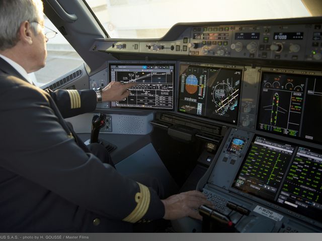 A350 XWB touchscreen cockpit displays A350 XWB touchscreen cockpit displays