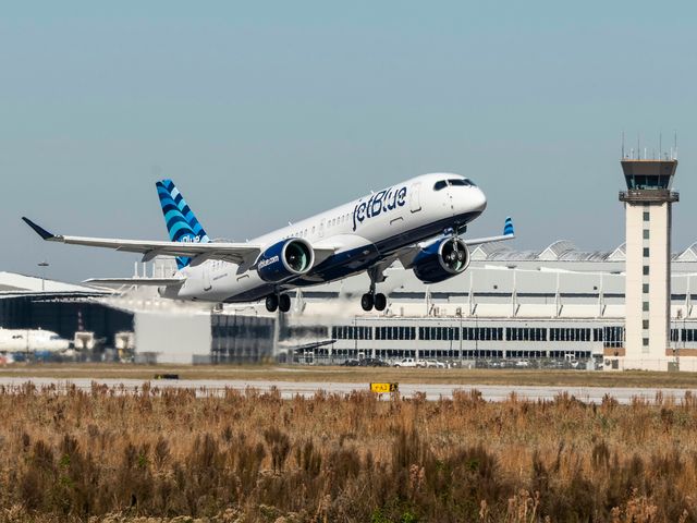A220-300 JetBlue taking off A220-300 JetBlue taking off