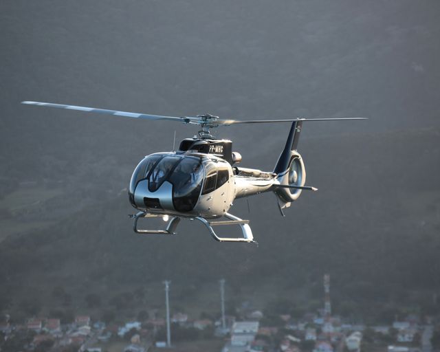 H130 voando em espaço aberto H130 voando em espaço aberto