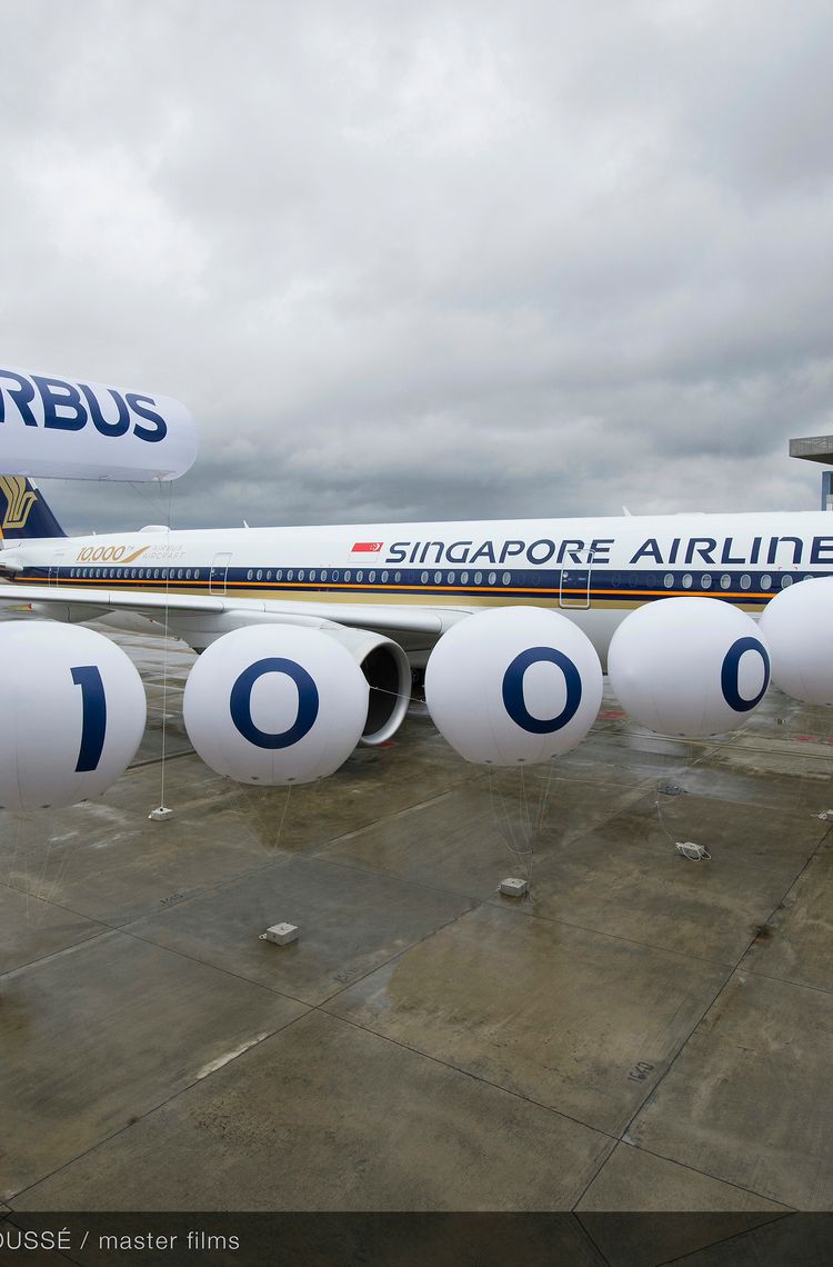 10000th Airbus aircraft delivery A350-900 to Singapore Airlines - balloons 10000th Airbus aircraft delivery A350-900 to Singapore Airlines - balloons