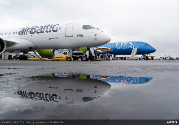 Commercial aircraft at Farnborough airshow - Day 5