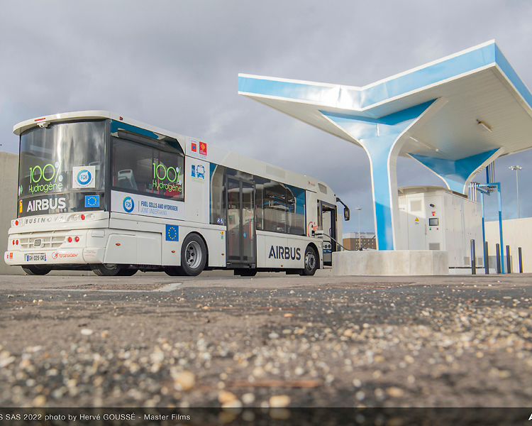 Hydrogen Station at Toulouse-Blagnac Airport refuelling an Airbus bus Hydrogen Station at Toulouse-Blagnac Airport refuelling an Airbus bus