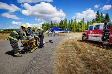 AirLink crew transporting a patient to an H125 AirLink crew transporting a patient to an H125