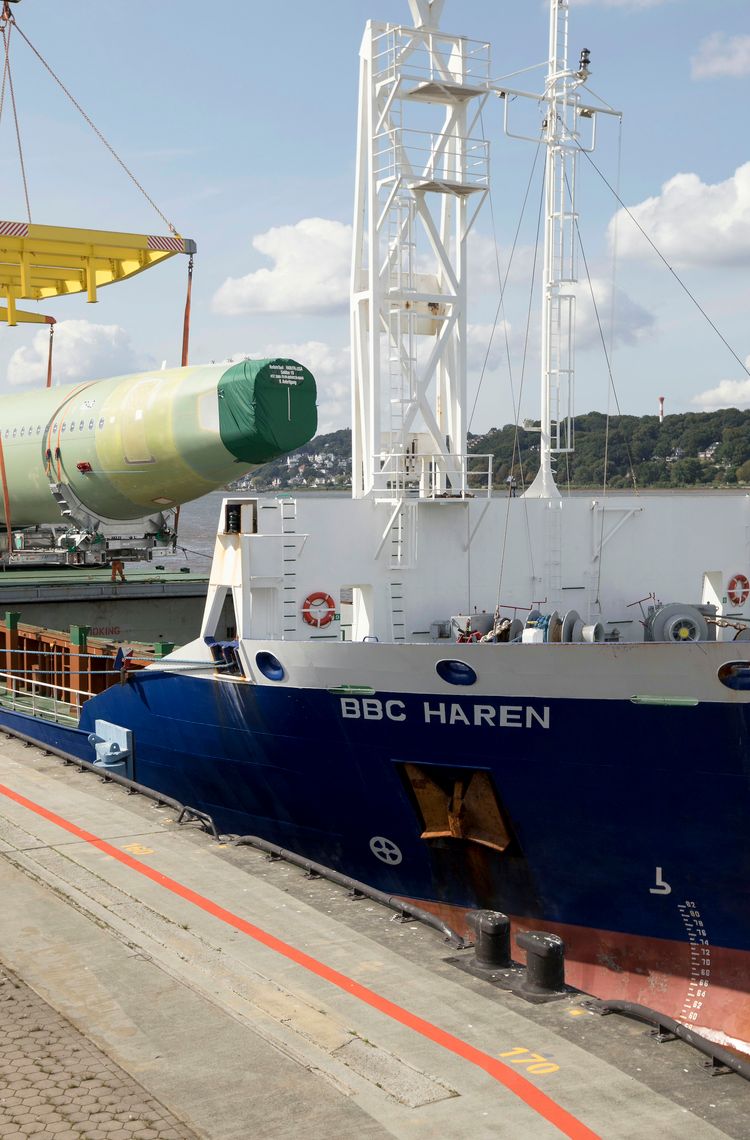 Fuselage loading at Hamburg for the 50th made-in-America A320 Family jetliner Fuselage loading at Hamburg for the 50th made-in-America A320 Family jetliner