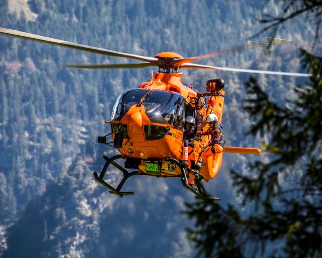Pilotos do segmento parapúblico descendo de rapéu do H135 Pilotos do segmento parapúblico descendo de rapéu do H135