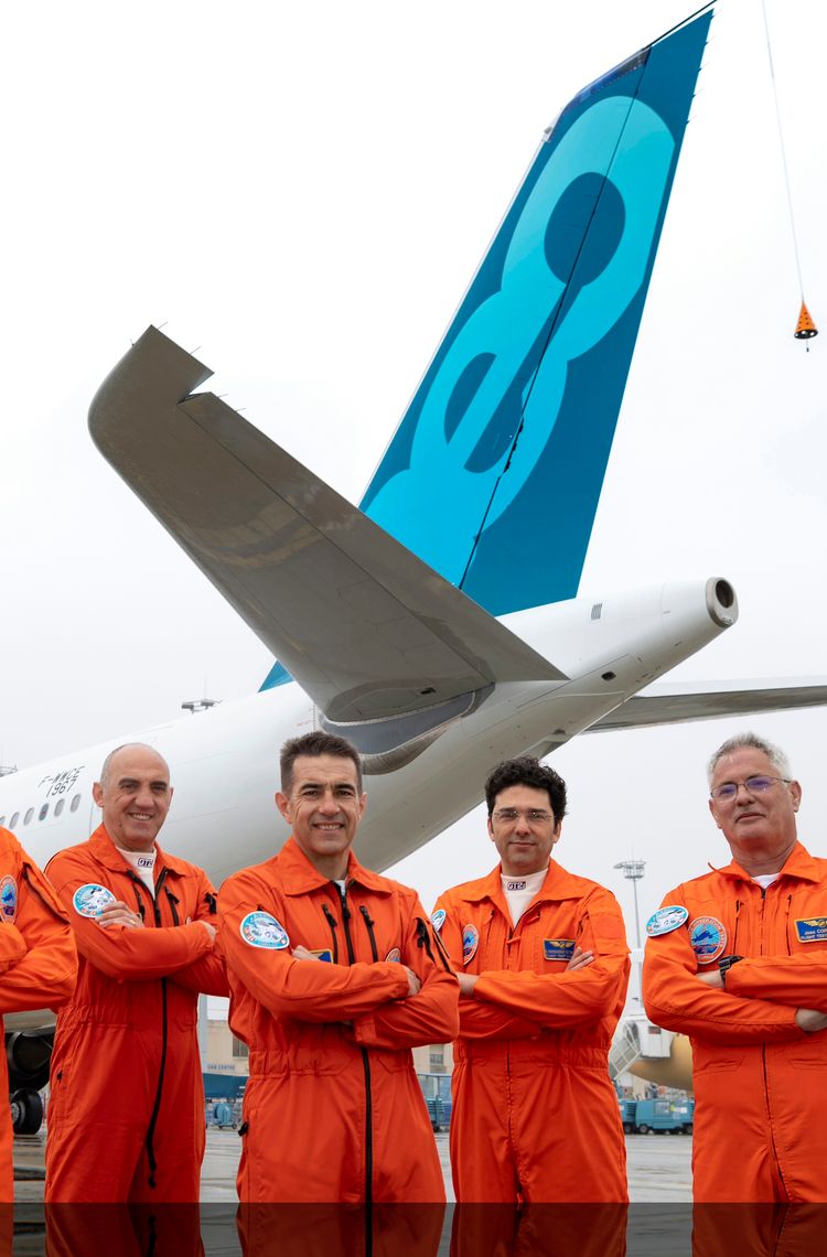 A330-900 Airbus MSN1967 251 tonnes first flight - pilot crew