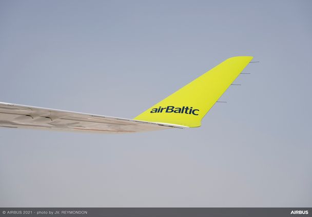 Primo piano dell'ala dell'A220-300 airBaltic Primo piano dell'ala dell'A220-300 airBaltic