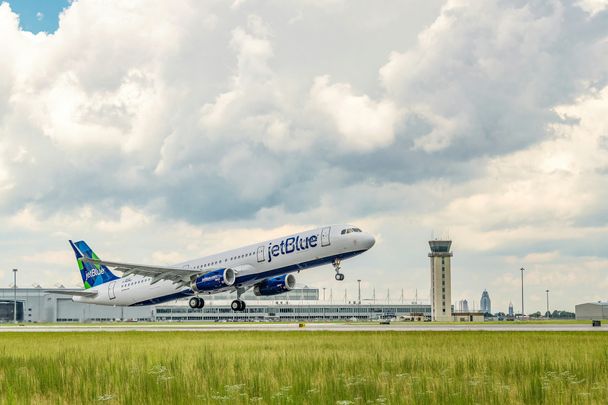 JetBlue A321, a sustainable jet fuel blend aircraft