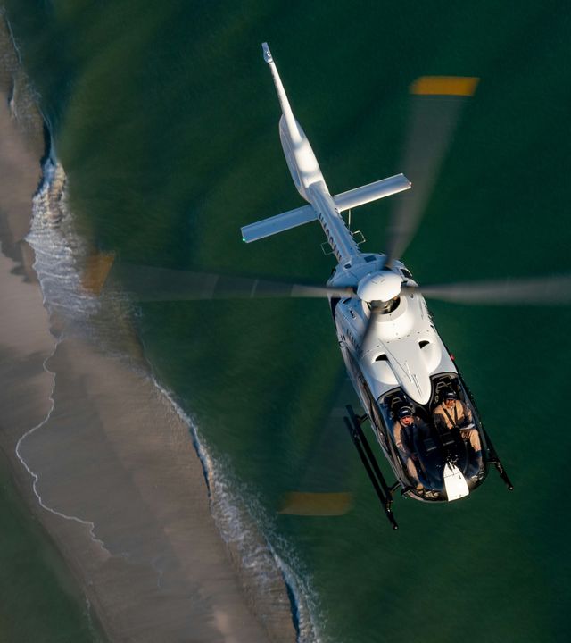 Helicóptero H135 em voo Helicóptero H135 em voo