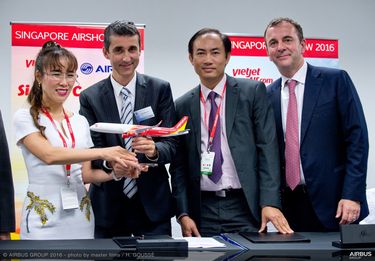 SINGAPORE AIRSHOW - VIETJET AIR.COM SIGNATURE SINGAPORE AIRSHOW - VIETJET AIR.COM SIGNATURE