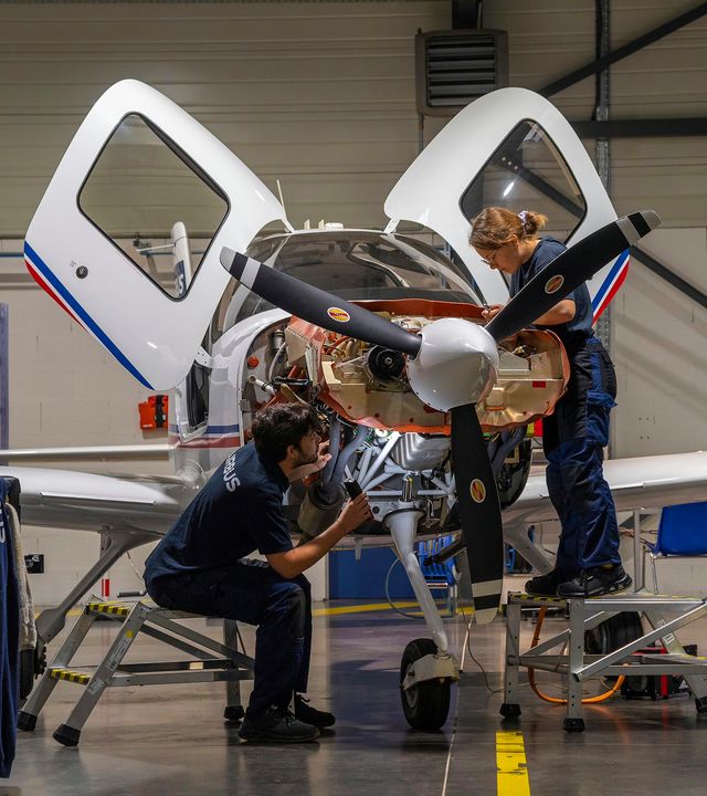 AFA - Maintenance of a Cirrus SR20 Several mechanics doing maintenance of a Cirrus SR20 Airbus Flight Academy aircraft in a hangar on Angoulême's airport
