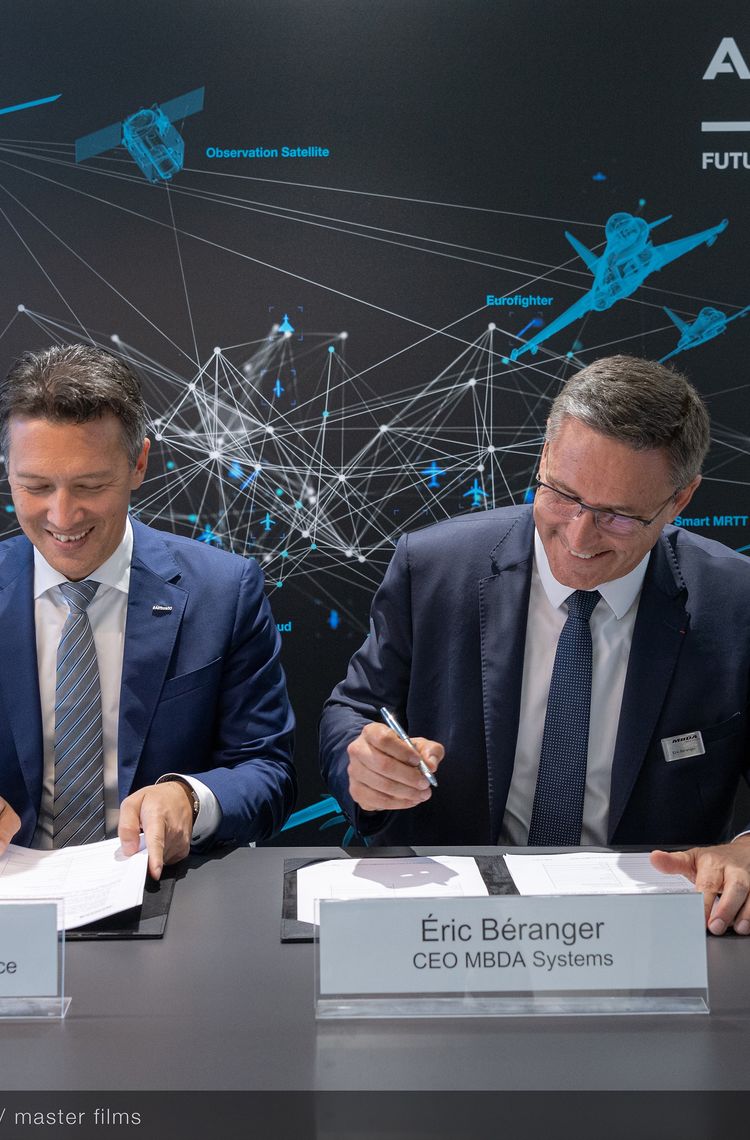 Signature by D. Hoke and MBDA CEO Eric Béranger Signature by D. Hoke and MBDA CEO Eric Béranger