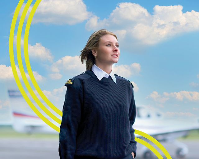AFA - Female cadet in front of an aircraft with stripes Cadet looking to the right in front of a Cirrus SR20 Airbus Flight Academy aircraft on Angoulême's airport tarmac