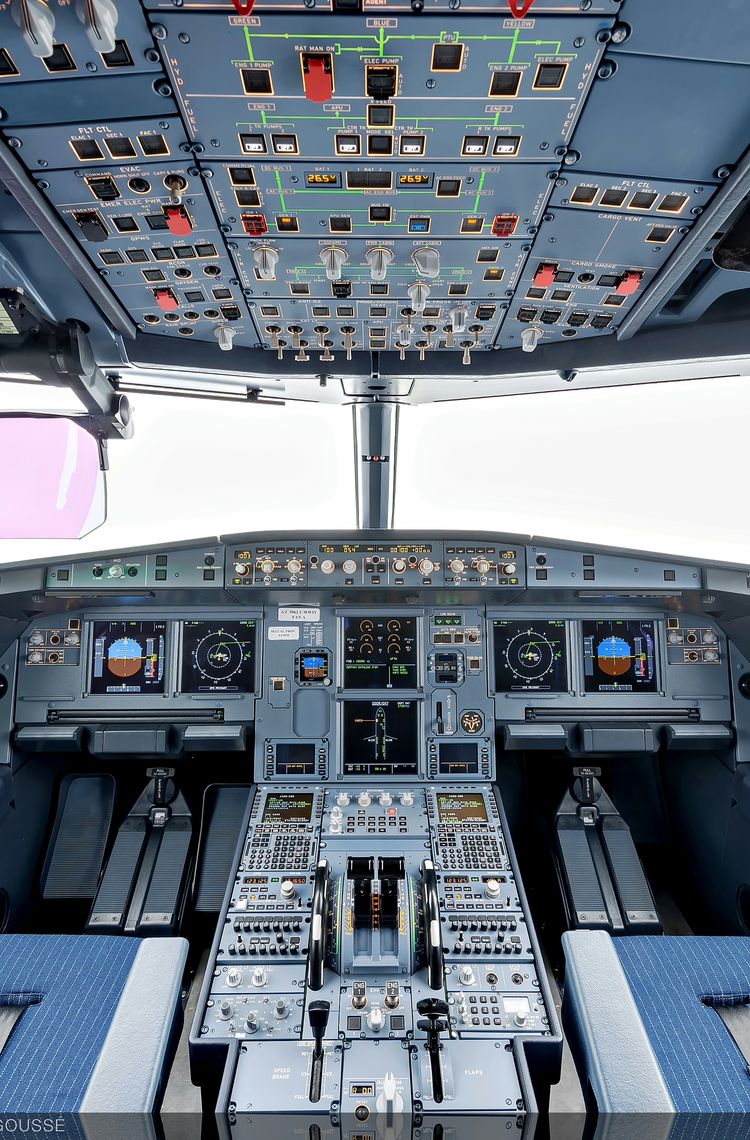 A320 COCKPIT CLOSE UP A320 COCKPIT CLOSE UP