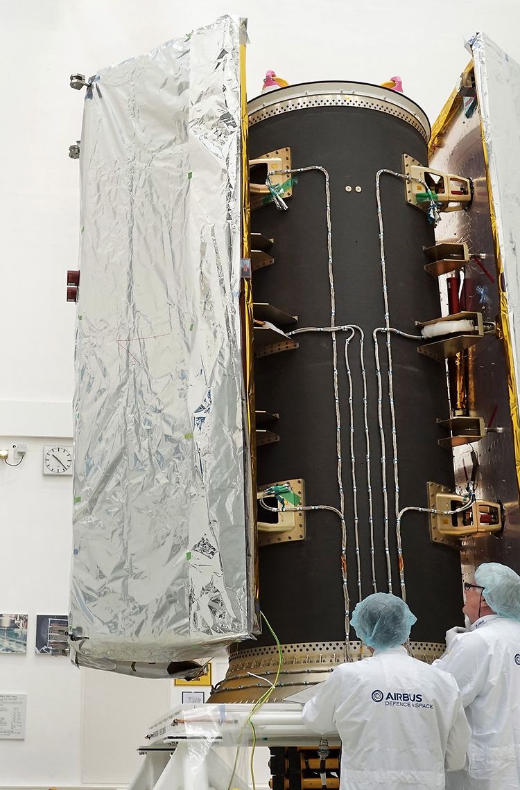 Grace-Fo satellites under testing (Dispenser) Grace-Fo satellites under testing (Dispenser)