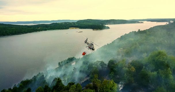 Helitrans -firefighting-brann vinter Helitrans -firefighting-brann vinter