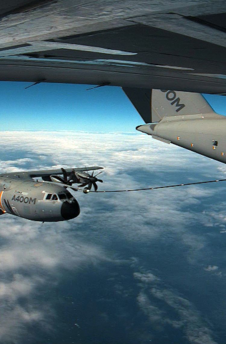 A400M Cargo Hold Tanks refueling A400M Cargo Hold Tanks refueling