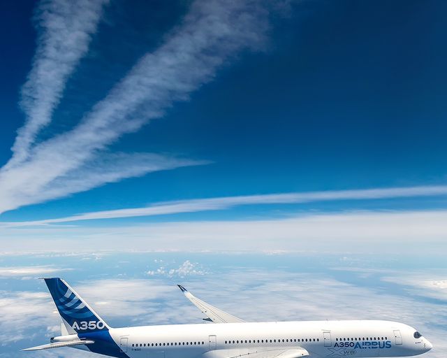 A350 & aircraft contrails A350 & aircraft contrails