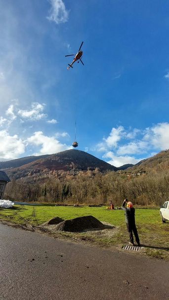 SAF Hélicoptères' Ecureuil in operation SAF Hélicoptères' Ecureuil in operation