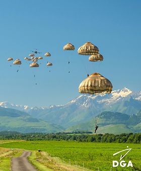 Airbus A400M qualifies paratrooping capabilities in South of France Airbus A400M qualifies paratrooping capabilities in South of France
